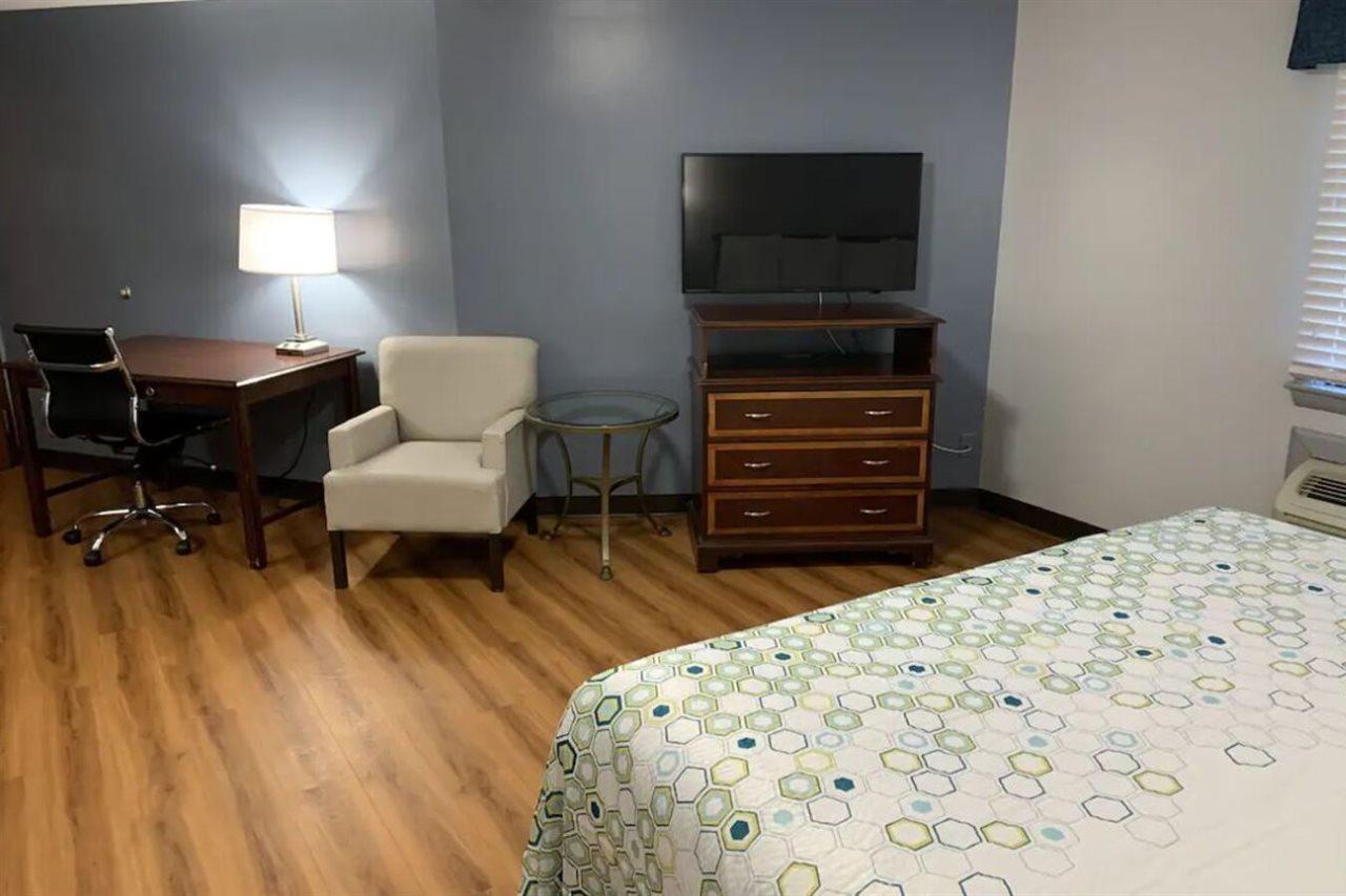 Econo Lodge Inn & Suites Denver Екстериор снимка
