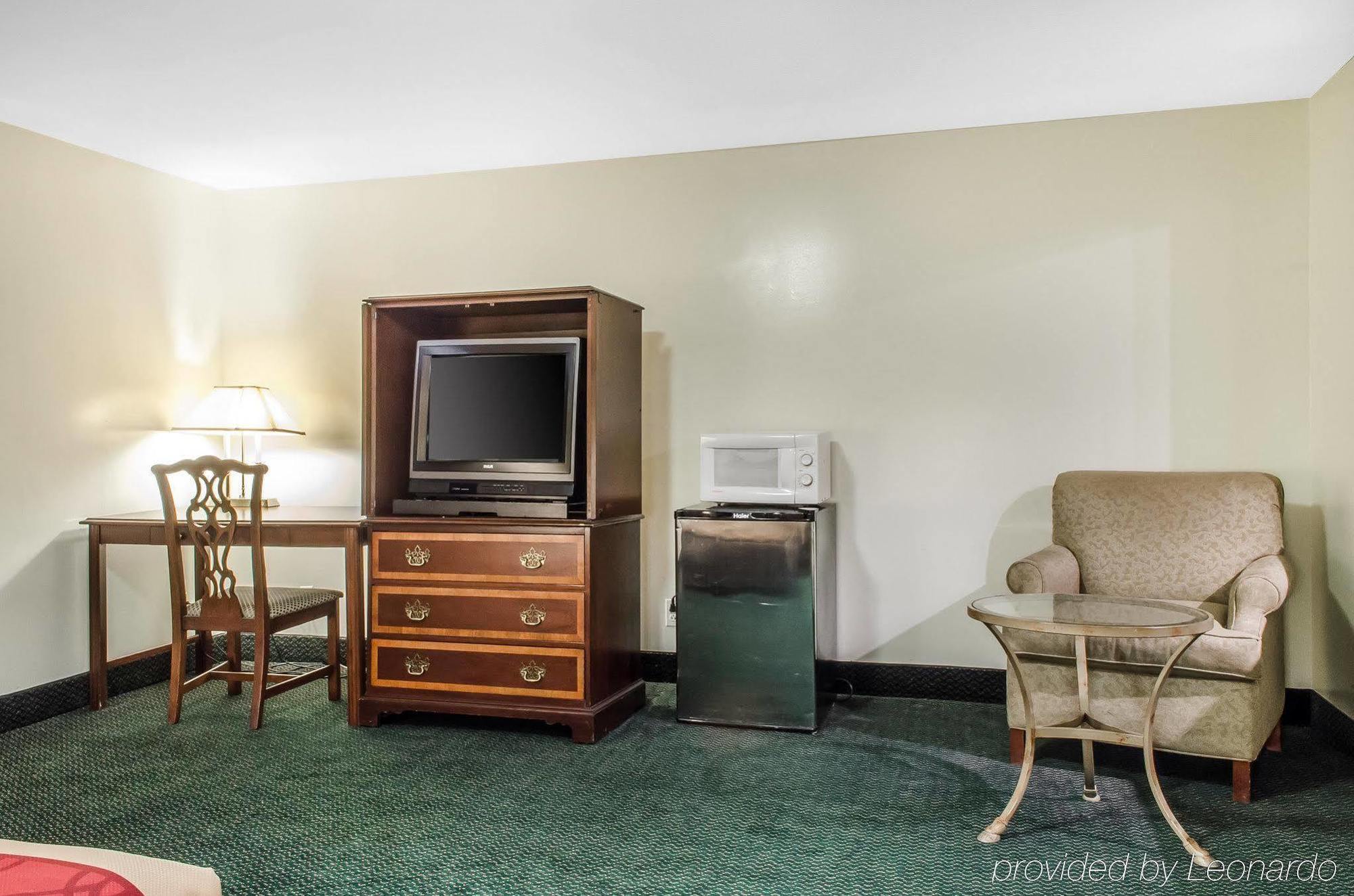 Econo Lodge Inn & Suites Denver Екстериор снимка