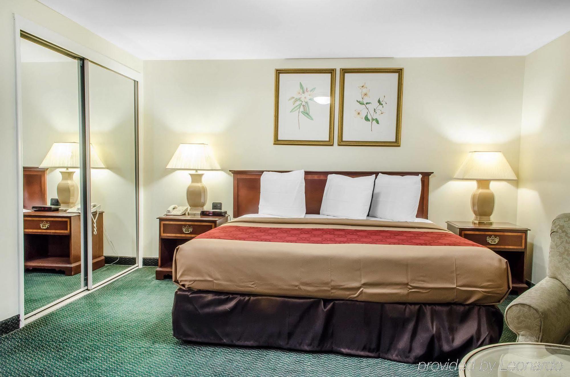 Econo Lodge Inn & Suites Denver Екстериор снимка