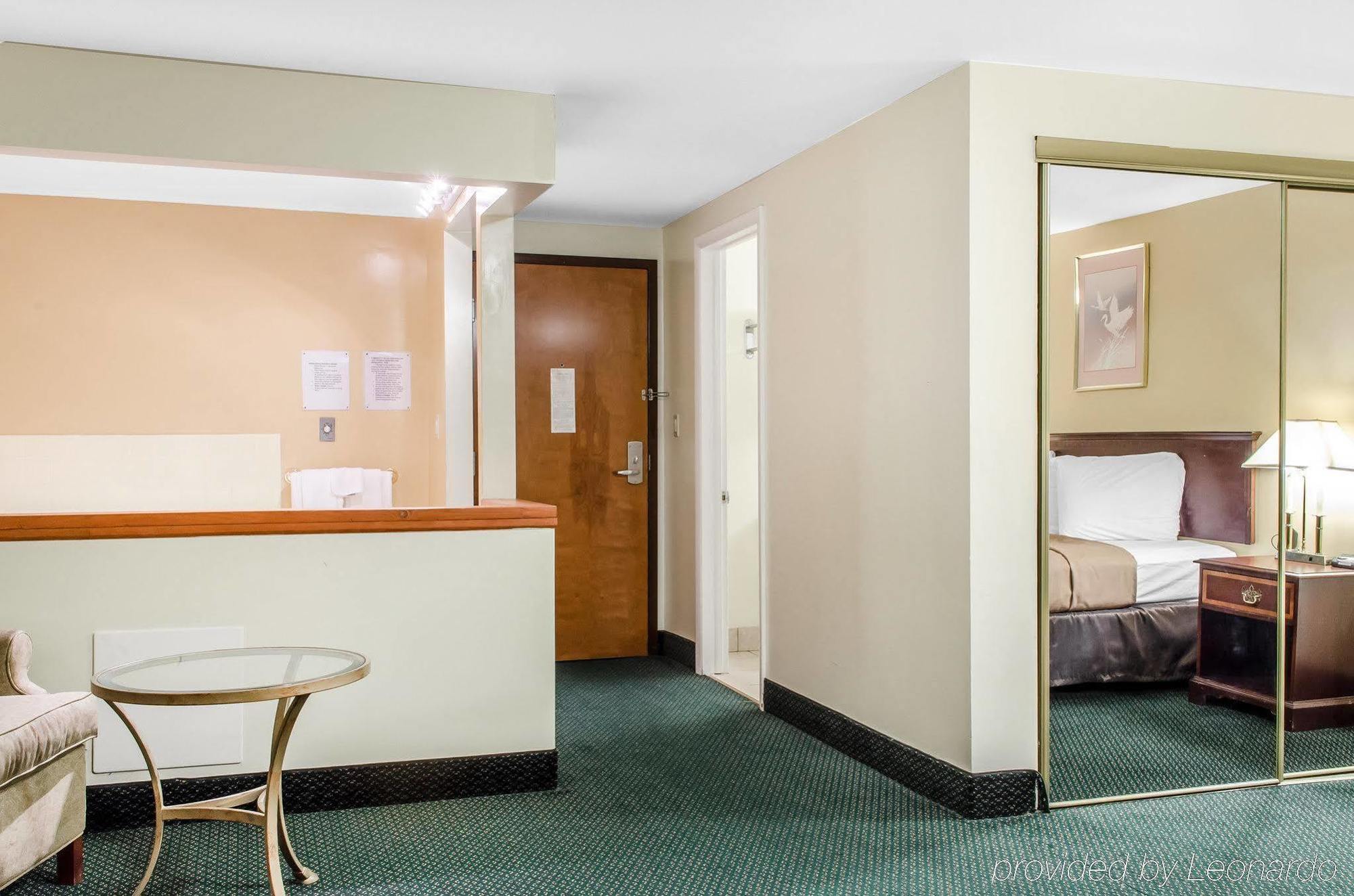 Econo Lodge Inn & Suites Denver Екстериор снимка