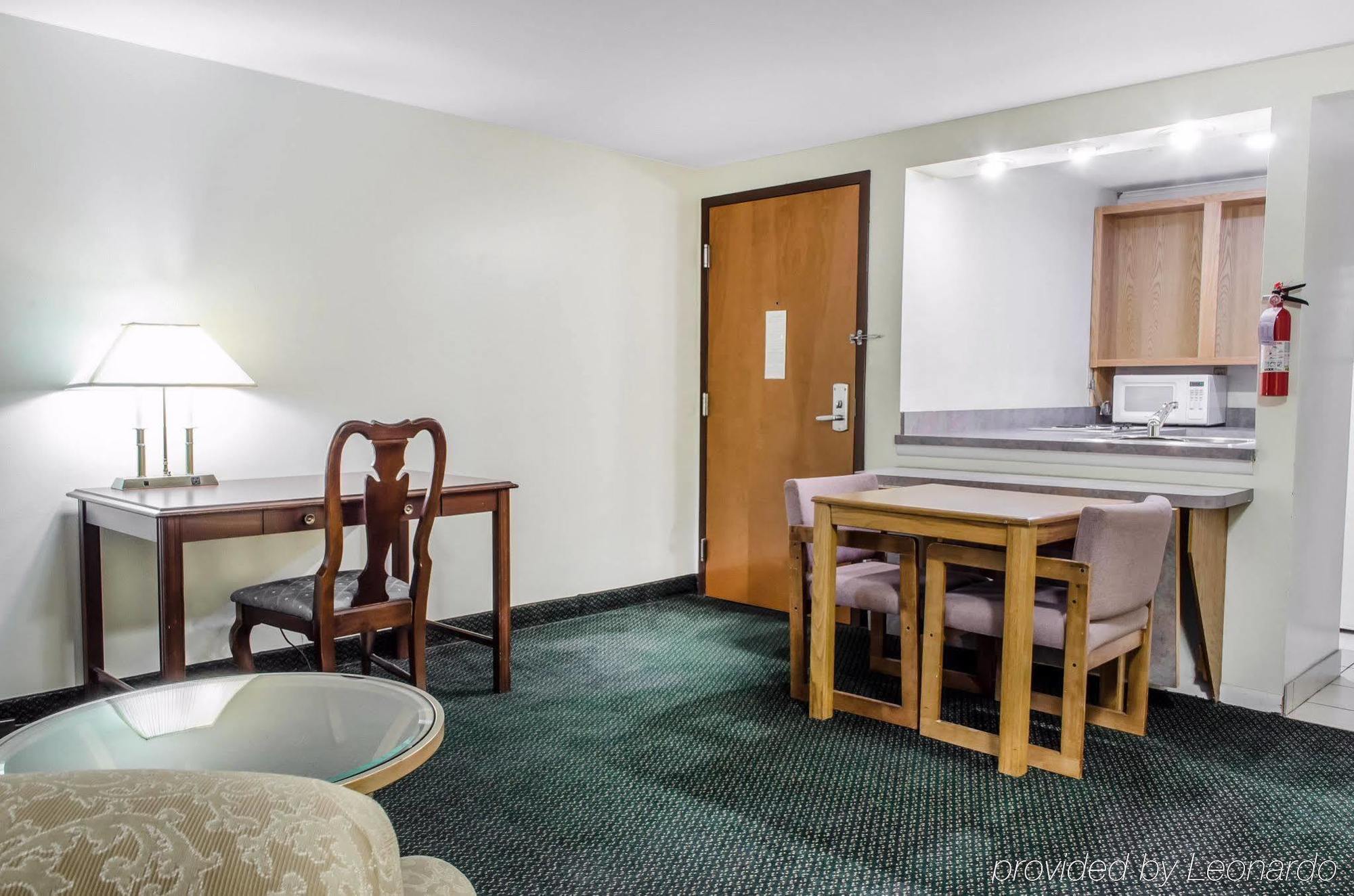 Econo Lodge Inn & Suites Denver Екстериор снимка