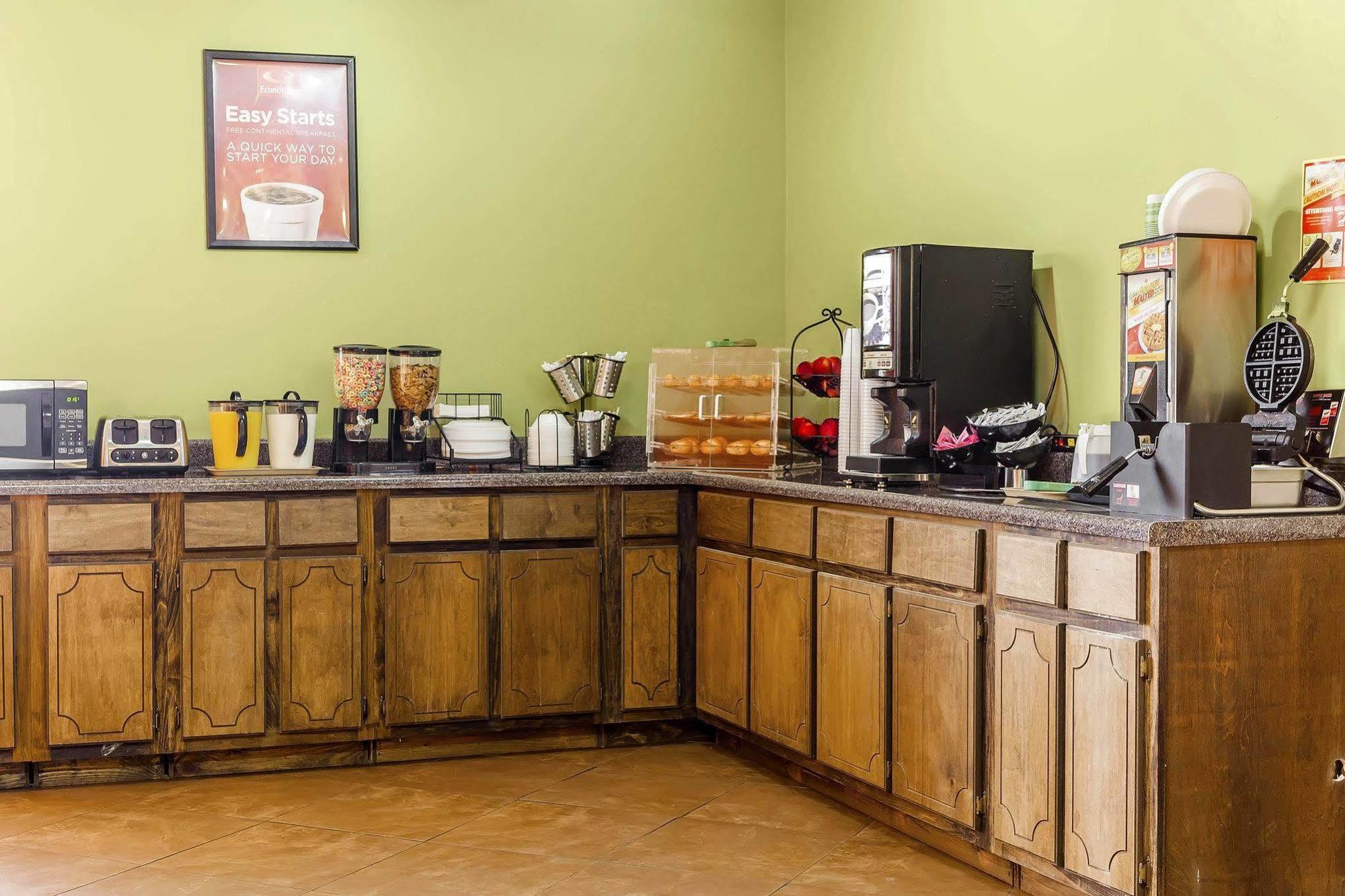 Econo Lodge Inn & Suites Denver Екстериор снимка