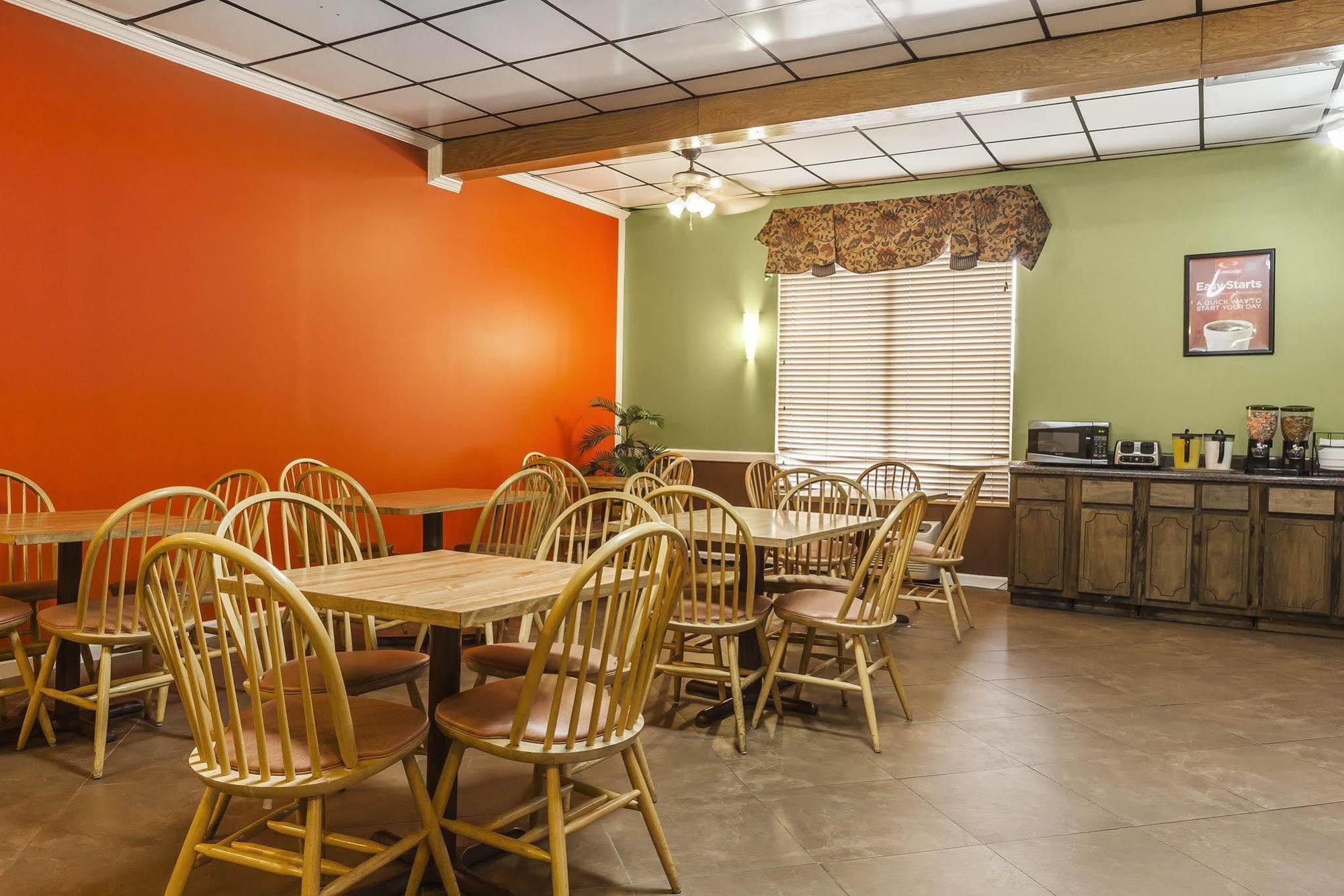 Econo Lodge Inn & Suites Denver Екстериор снимка