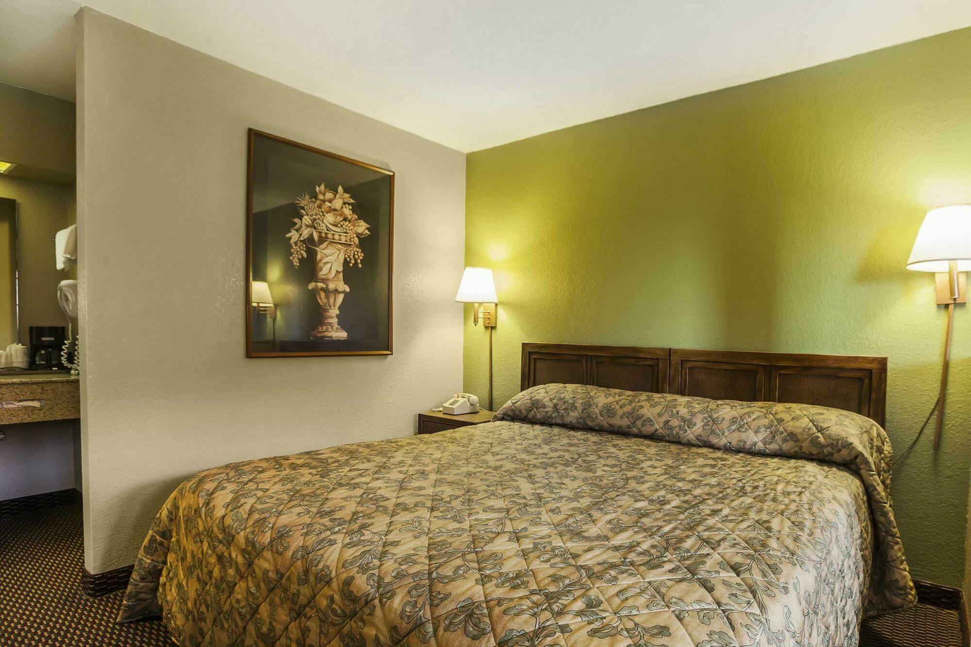 Econo Lodge Inn & Suites Denver Екстериор снимка
