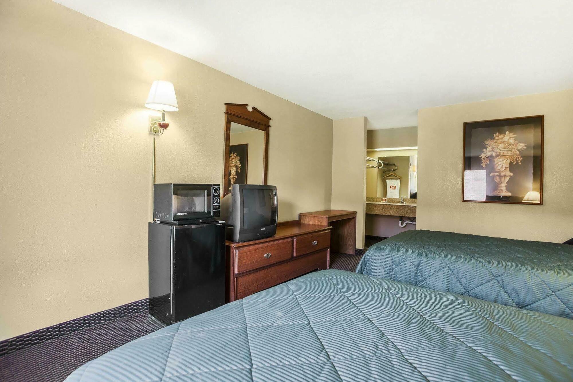 Econo Lodge Inn & Suites Denver Екстериор снимка