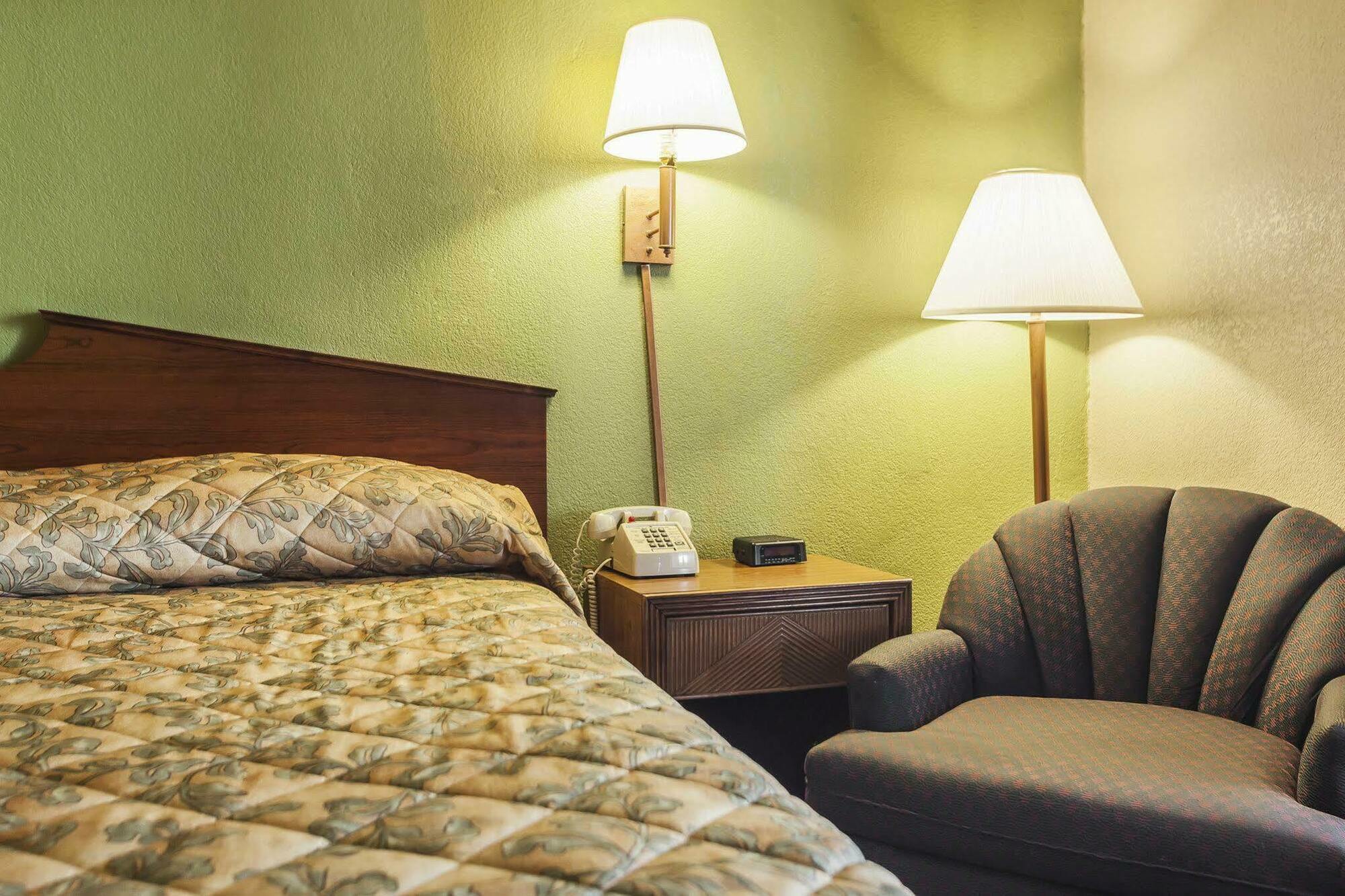 Econo Lodge Inn & Suites Denver Екстериор снимка