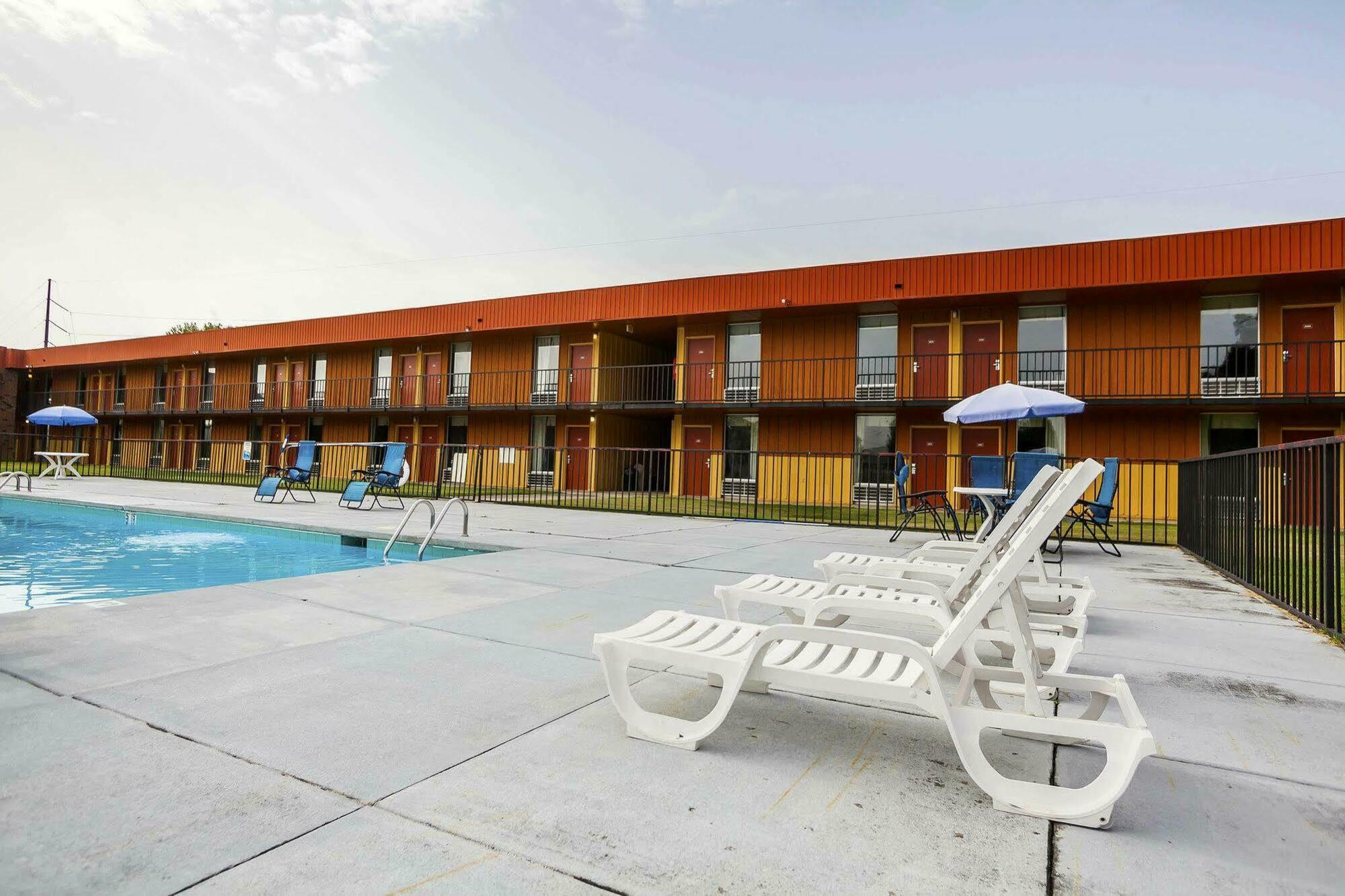 Econo Lodge Inn & Suites Denver Екстериор снимка