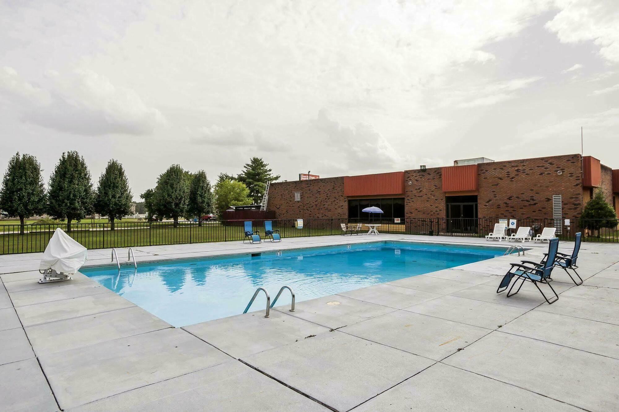 Econo Lodge Inn & Suites Denver Екстериор снимка